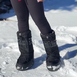 Black moon boots